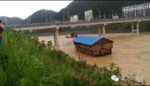 贵州黔东南现特大暴雨 房屋被冲走