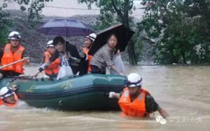 贵州黔东南现特大暴雨 房屋被冲走