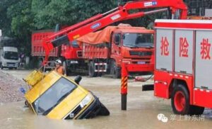 贵州黔东南现特大暴雨 房屋被冲走