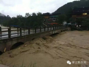 贵州黔东南现特大暴雨 房屋被冲走