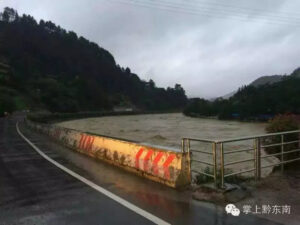 贵州黔东南现特大暴雨 房屋被冲走