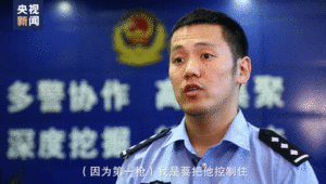 这是一件被鲜血染红的警服……