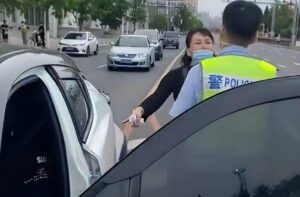 袭警案中民警身份为假？丹东辟谣