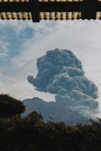 日本樱岛火山喷发 烟柱高达1500米