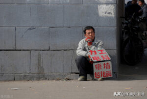 失业中年人“表演”上班