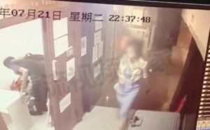 男子夜晚尾随骚扰女子追问约不约