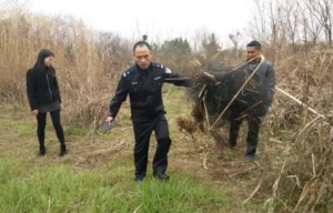 民警伤人案细节：工厂附近找到尸体