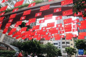 香港市民挥舞国旗 喜庆洋溢街头