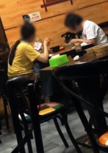 女子疑用饭店餐具喂狗 店主回应