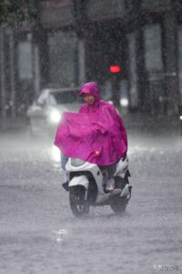 郑州遭狂风暴雨侵袭：道路积水严重