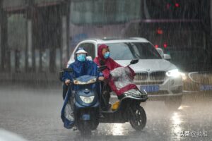 郑州遭狂风暴雨侵袭：道路积水严重