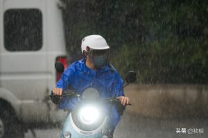 郑州遭狂风暴雨侵袭：道路积水严重