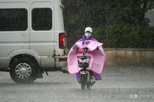 郑州遭狂风暴雨侵袭：道路积水严重