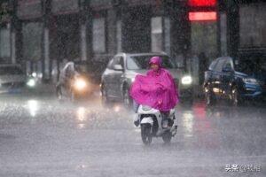 郑州遭狂风暴雨侵袭：道路积水严重