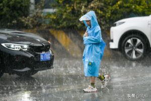 郑州遭狂风暴雨侵袭：道路积水严重