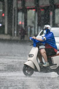 郑州遭狂风暴雨侵袭：道路积水严重