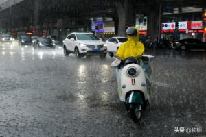 郑州遭狂风暴雨侵袭：道路积水严重