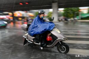 郑州遭狂风暴雨侵袭：道路积水严重