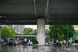 郑州遭狂风暴雨侵袭：道路积水严重