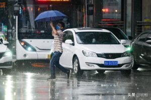 郑州遭狂风暴雨侵袭：道路积水严重