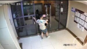 被保姆遗留电梯坠亡女童已安葬