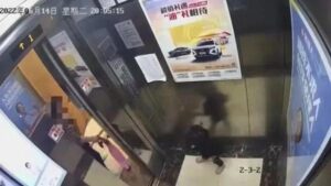 被保姆遗留电梯坠亡女童已安葬