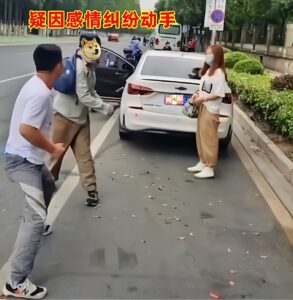 江苏一男子当街殴打女子后逃跑