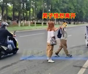 江苏一男子当街殴打女子后逃跑