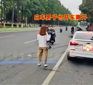 江苏一男子当街殴打女子后逃跑