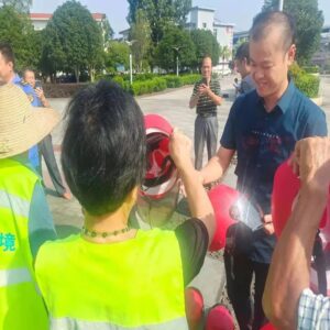 杨桥镇情系环卫工人 夏日送清凉