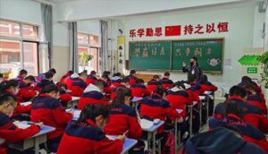 吉林一中学按中考成绩排队办入学