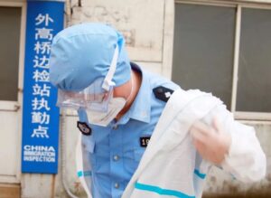 上海浦东新区：移民管理警察迎战高温 确保口岸通关安全顺畅