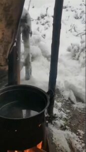 甘肃肃南七月飞雪 有牧民帐篷被压塌