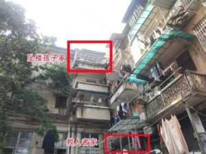 用被子接住坠楼男童的是这家人！其中还有位准妈妈