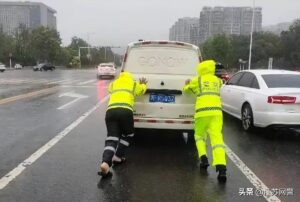 徐州暴雨：雨水倒灌车库 多辆车被淹