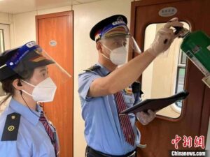 Z174次列车上 20名退伍老兵“战”成“一个班”