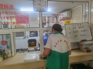 上海青浦区：独居老人吃饭难 社区送餐解忧愁