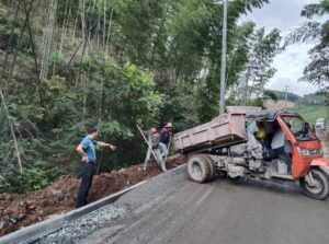 操场乡：修路惠民暖民心 乡村振兴添新彩