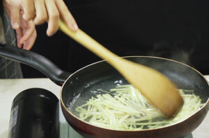 青椒土豆丝怎么做 _青椒土豆丝的做法步骤