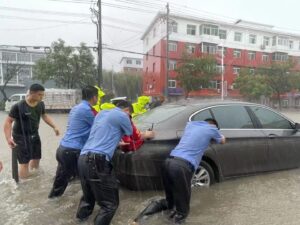 辽宁康平：民警雨中坚守 保障路畅人安