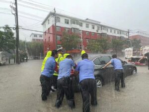 辽宁康平：民警雨中坚守 保障路畅人安