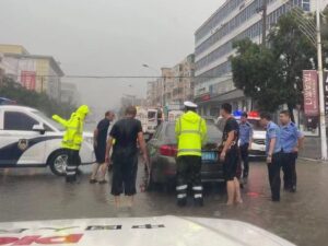 辽宁康平：民警雨中坚守 保障路畅人安