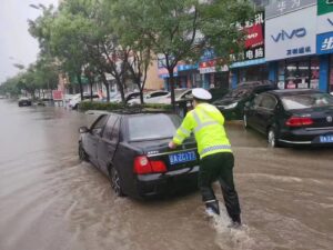 辽宁康平：民警雨中坚守 保障路畅人安