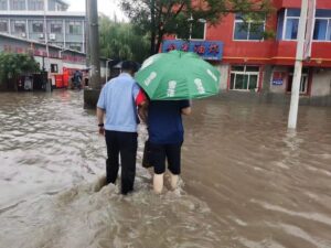 辽宁康平：民警雨中坚守 保障路畅人安