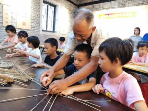 广东佛山南海区：制作竹织雨帽 感受非遗魅力