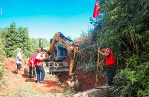 江西萍乡湘东区：跨省携手齐抗旱 抢修渠道情谊浓