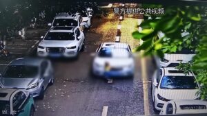 妈妈独自过马路3岁女儿被卷车底