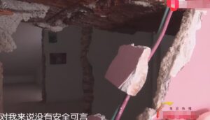 女子新房阁楼墙遭邻居砸穿想共用