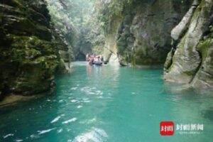 山洪中 百人旅行团死里逃生