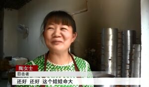 妈妈独自过马路3岁女儿被卷车底